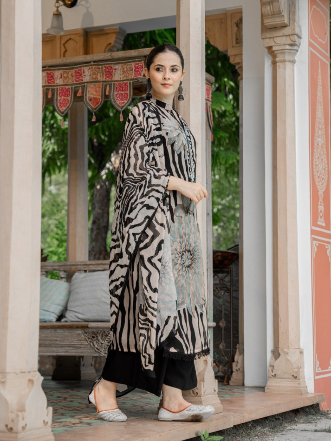 Full Sleeves v-neck black kaftan